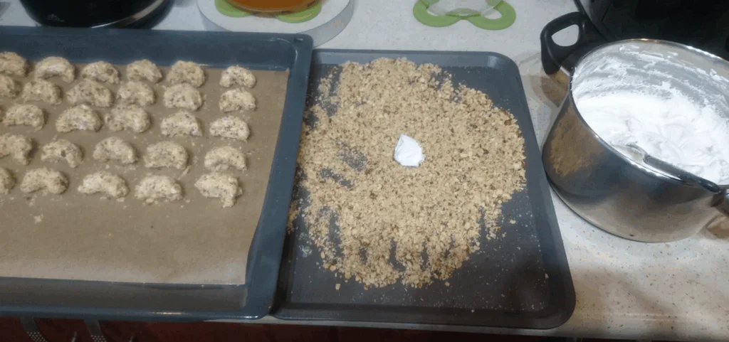 Části husté pěny tvarujeme v nasekaných ořeších.