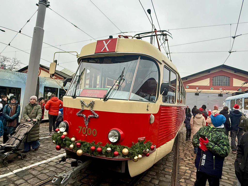 Do ulic Prahy vyjely nazdobené tramvaje. Foto: DPP - Dan Šabík