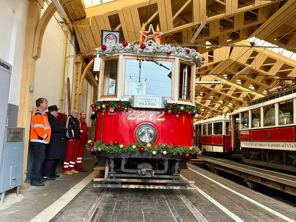 Vyjíždí vánočně nasvícená historická tramvaj 42. Foto: DPP - Dominika Brabcová