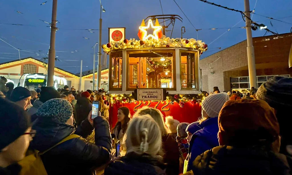 Vyjíždí vánočně nasvícená historická tramvaj 42. Foto: DPP - Dominika Brabcová