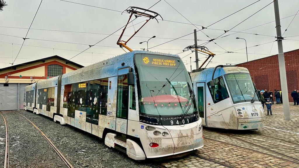 Do ulic vyjely tramvaje vyzdobené polepy a světýlky. Foto: DPP - Dan Šabík