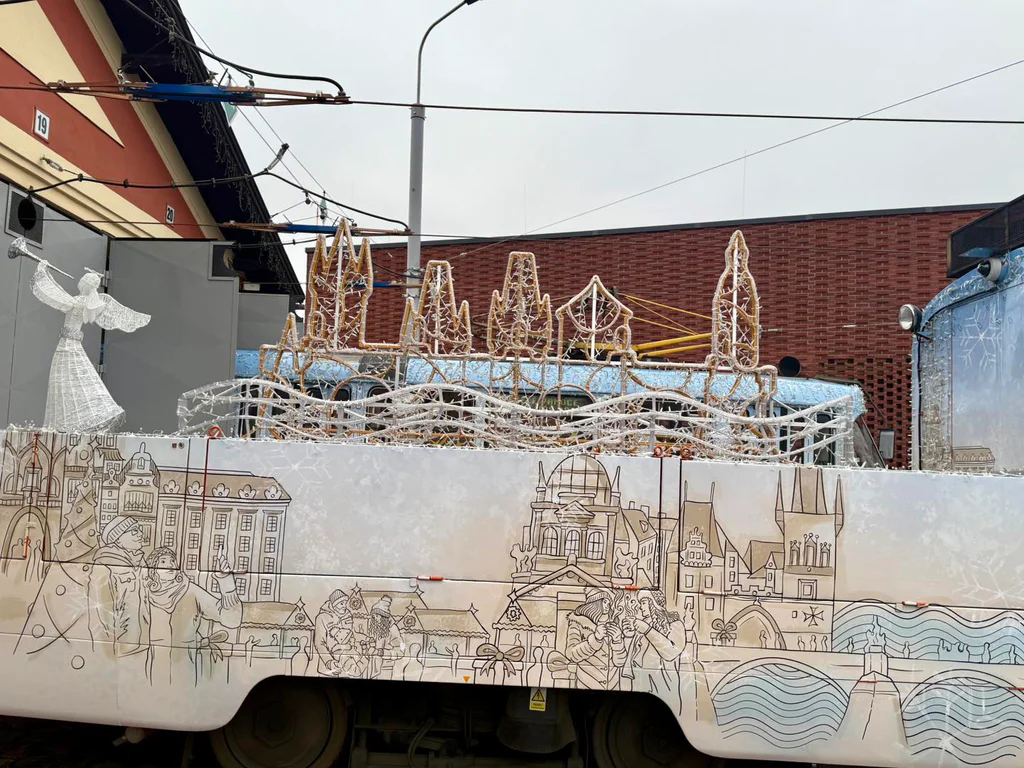 Mazací tramvaj bude jezdit se svítící siluetou Pražského hradu. Foto: DPP - Dan Šabík