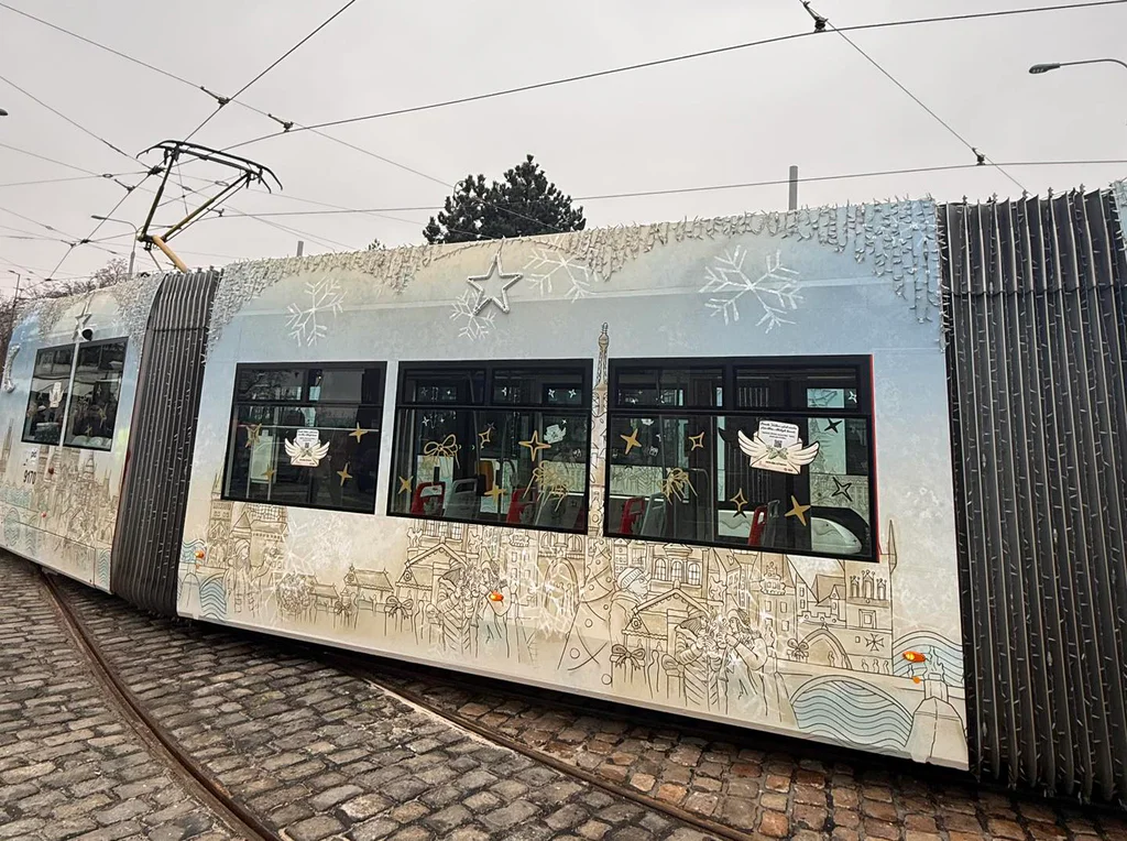 Do ulic vyjely tramvaje vyzdobené polepy a světýlky. Foto: DPP - Dan Šabík