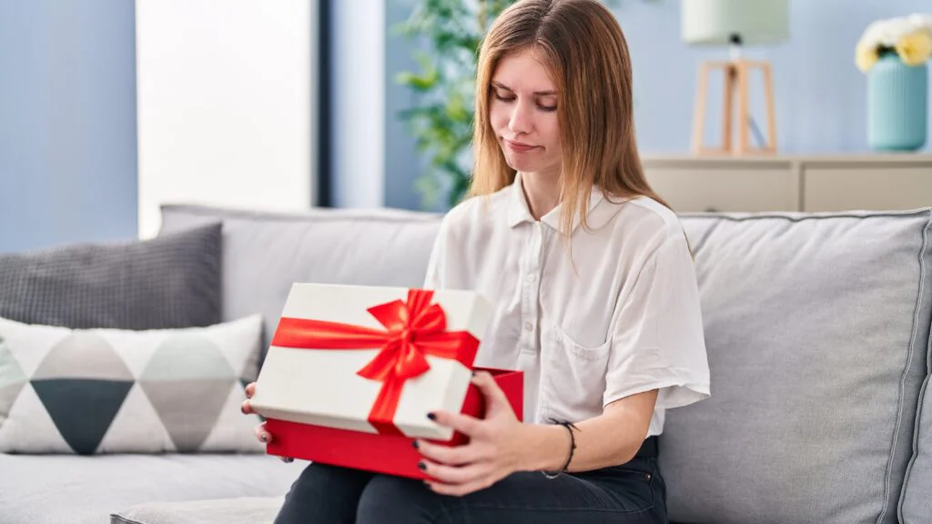 Závazky a tlak skryté v darech 