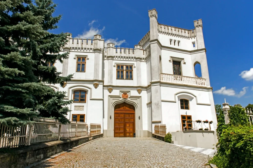 Luxus, o kterém Češi netuší: Zámek na Moravě přezdívaný Slovácké Versailles láká turisty z celého světa.