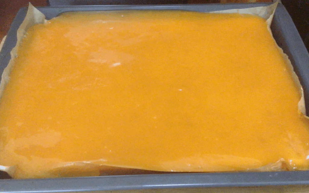 Na upečený korpus vylijeme ovocnou vrstvu.