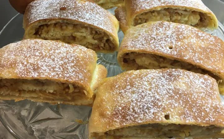 Domácí kynutý hruškovec: závin z kynutého těsta plněný hruškami