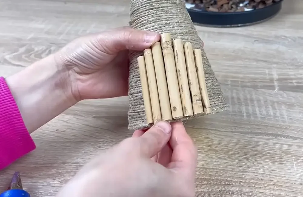 Větvičky ve tvaru domečku.