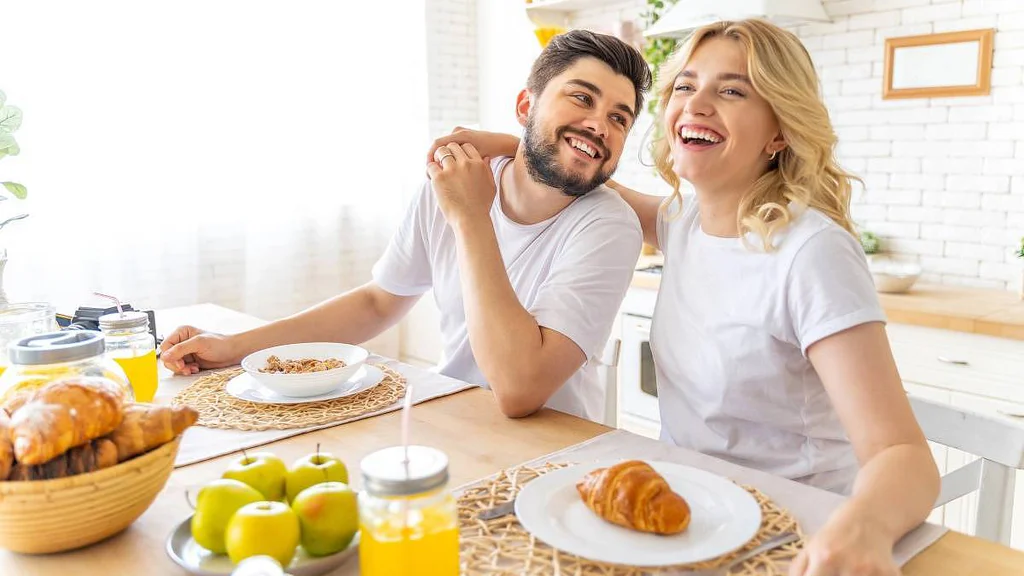 Ráno sotva vstanete? Možná děláte chybu hned u snídaně