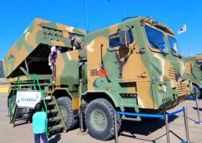 Vystavený jihokorejský raketomet K239 Chunmoo