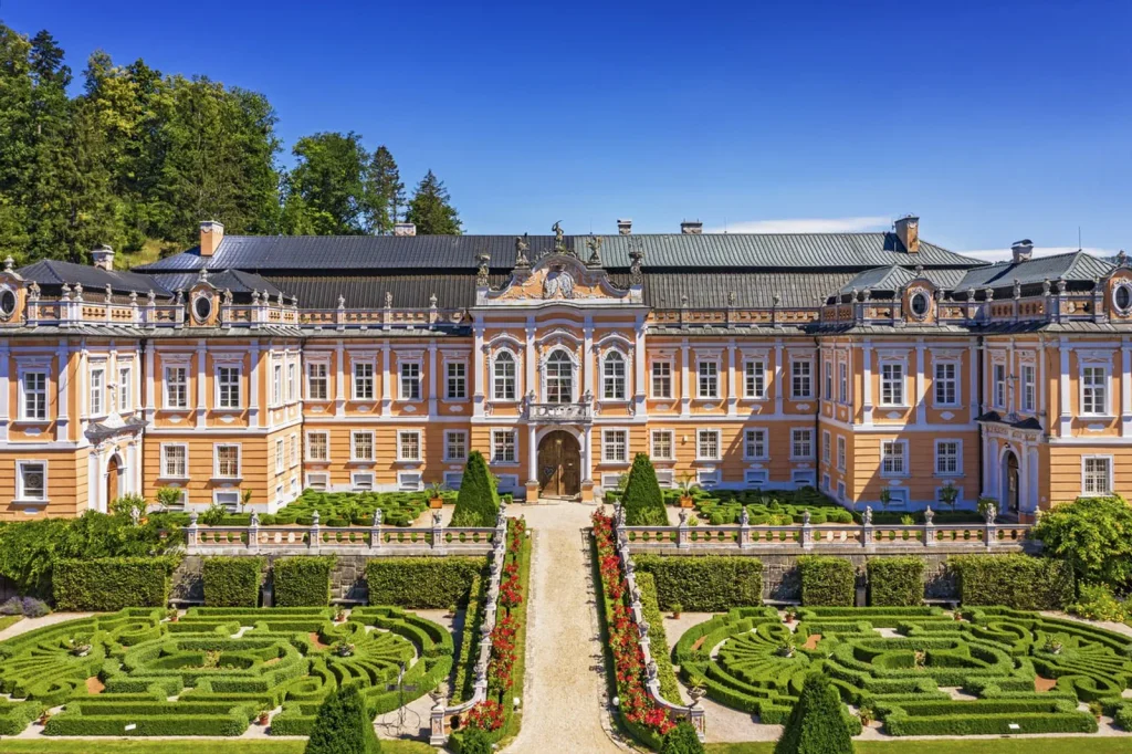 Zámek, který nemá v Česku obdoby. Stačí jediný krok za bránu a pochopíte, proč mu říkají malé Versailles.