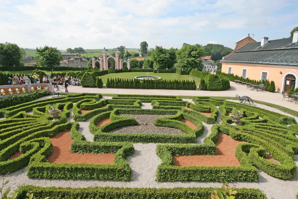 Luxus jako ve Francii, ale kousek od Pardubic. Češi objevují zámek, který připomíná Versailles.