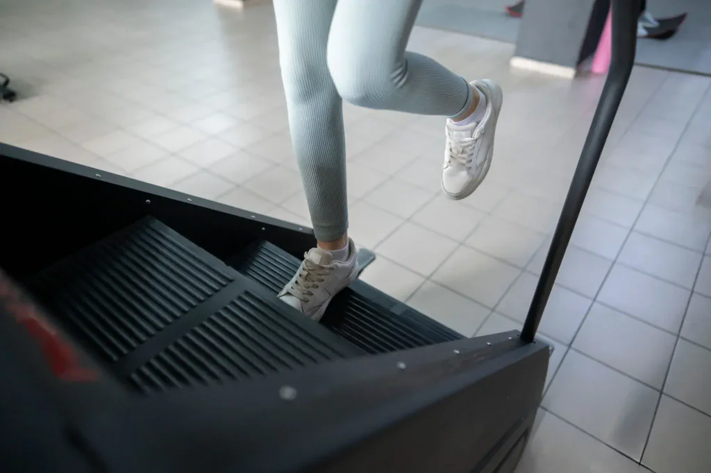 žena využívá schody v posilovně