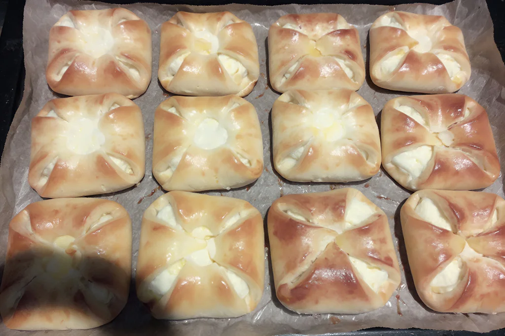 Obrázek receptu na Křehké šátečky s posypkou a bez kynutí - těsto i náplň z tvarohu