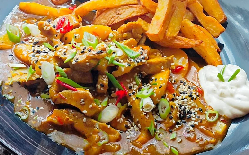 Obrázek receptu na Foto: Cooky.cz, Recept na Pikantní vepřové nudličky: rychlé, šťavnaté, kořeněné jídlo, které si drží místo v českých domácnostech a restauracích