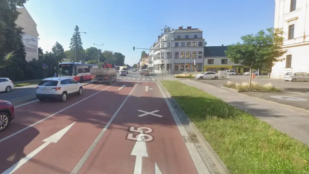 Vypadá to na běžnou křižovatku, ale nehody jsou tu téměř na denním pořádku. 