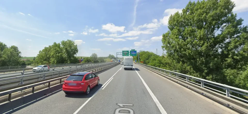 Při hustém provozu jsou nehody u sjezdu 203 na D1 velmi časté. 