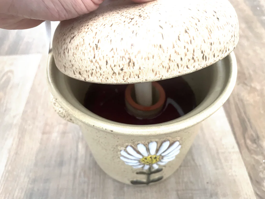 Pohled dovnitř fermentační nádoby se zeleninou