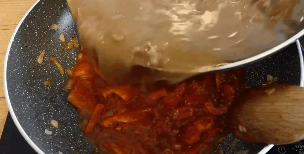 Podušená játra smícháme se zeleninovou směsí.