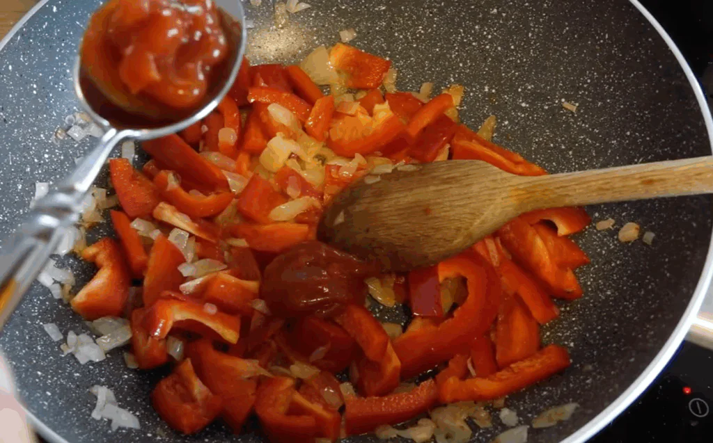  Připravíme si směs na omáčku.