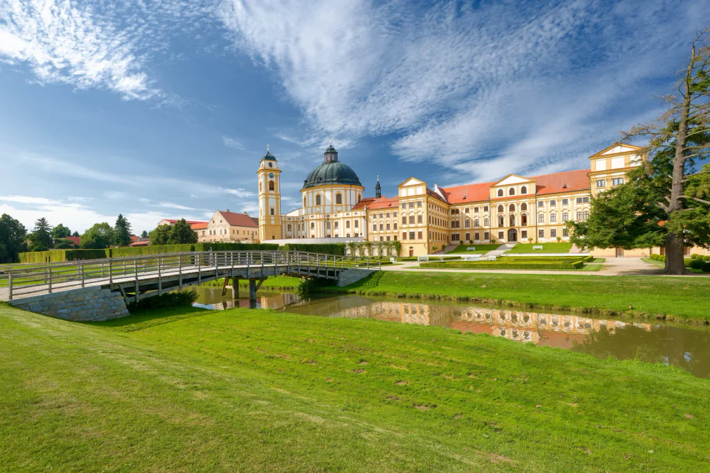 Češi míjí tento zámek bez povšimnutí. Přitom právě jemu se říká Moravské Versailles a tají dech.