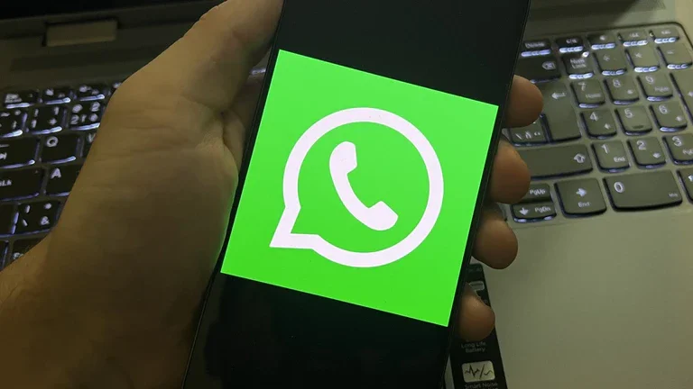 WhatsApp na mobilním telefonu