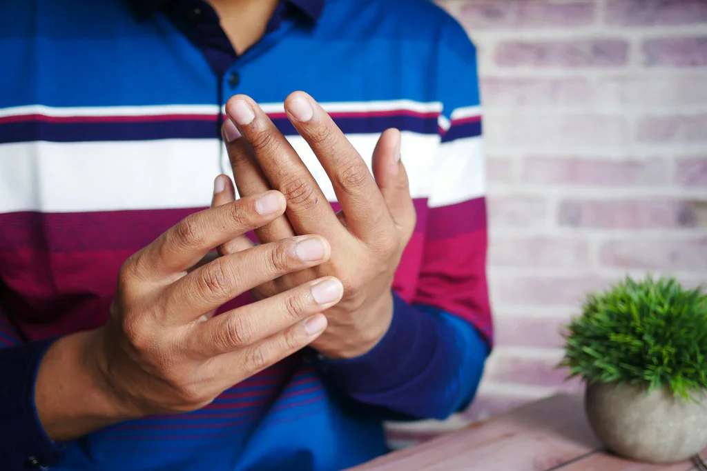 Křeče mohou postihovat ruce, nohy, ale i čelist. Útočí na všechny části těla, a to především, když je venku chladno.