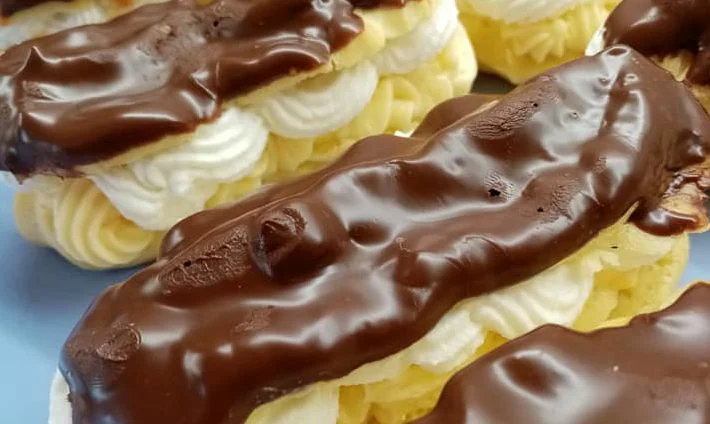 Obrázek receptu na Zákusek jako z prvorepublikové cukrárny: odpalované banánky s krémem, šlehačkou a čokoládou