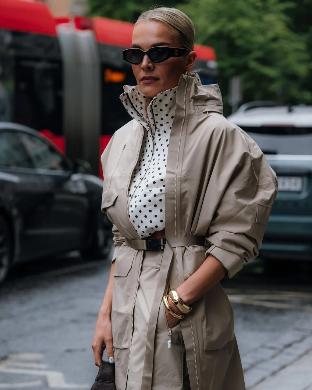 Žena v koženém trenčkotu