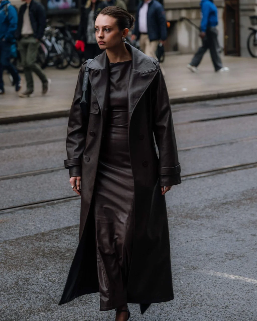 Žena v koženém trenčkotu