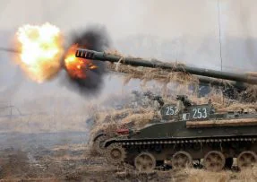 Střelba houfnic 2S5 Hyacint-S