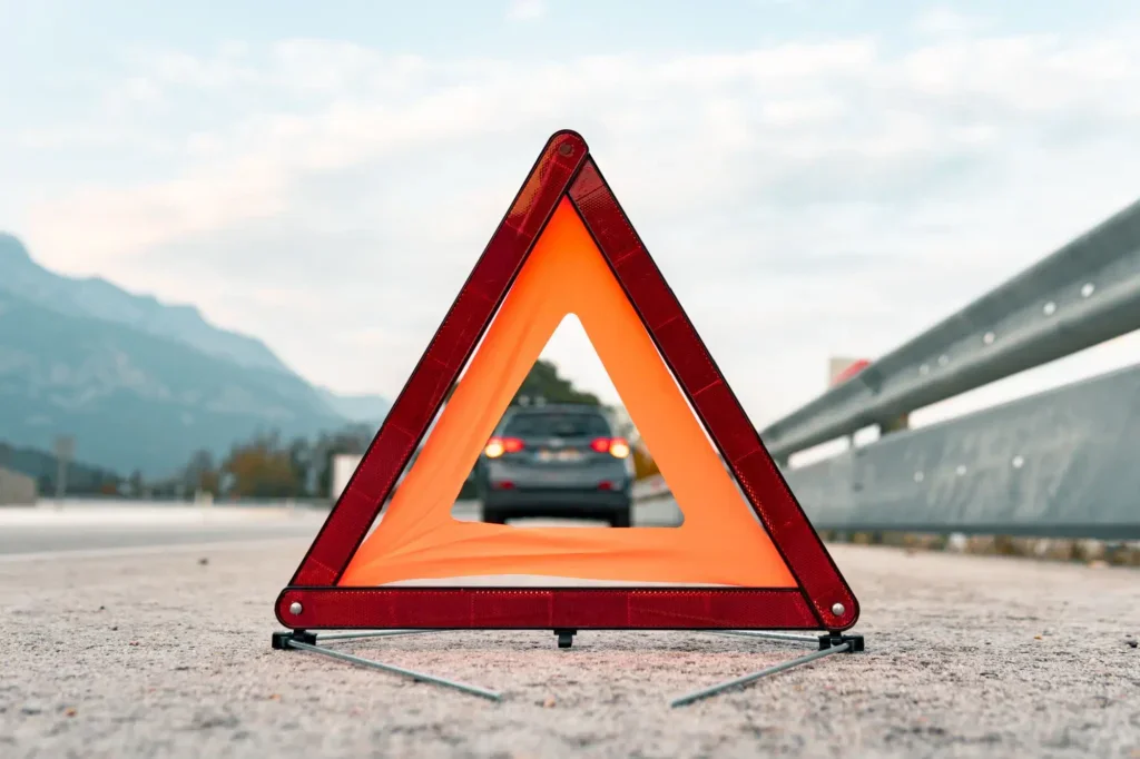 trojúhelník u krajnice, odstavené auto