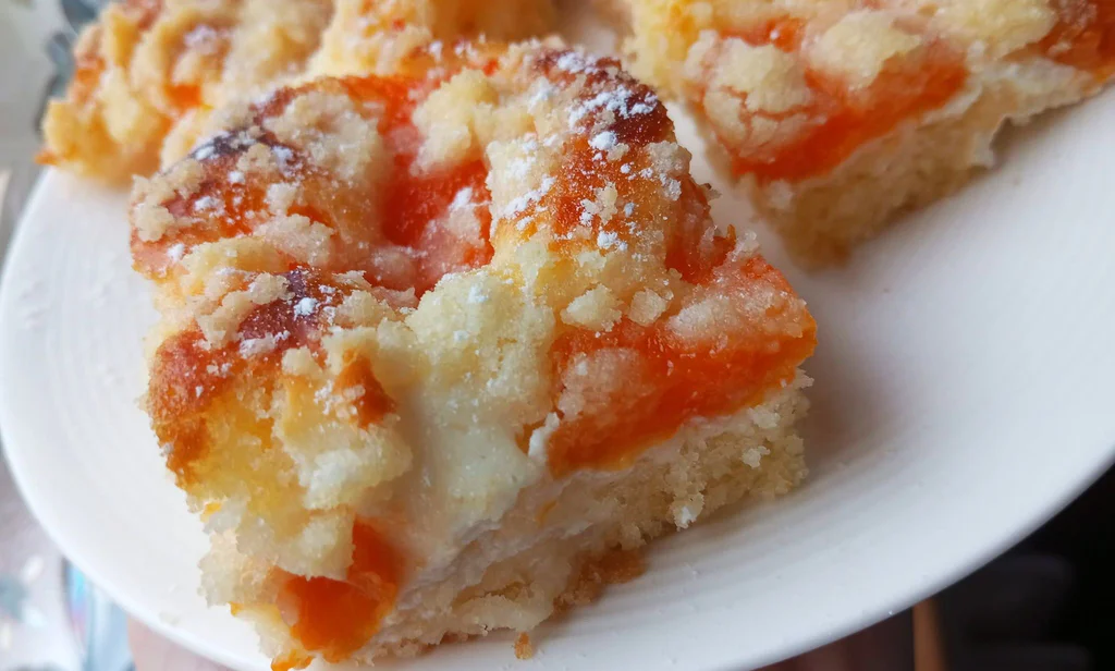 Recept na koláč z plechu s tvarohem a meruňkami