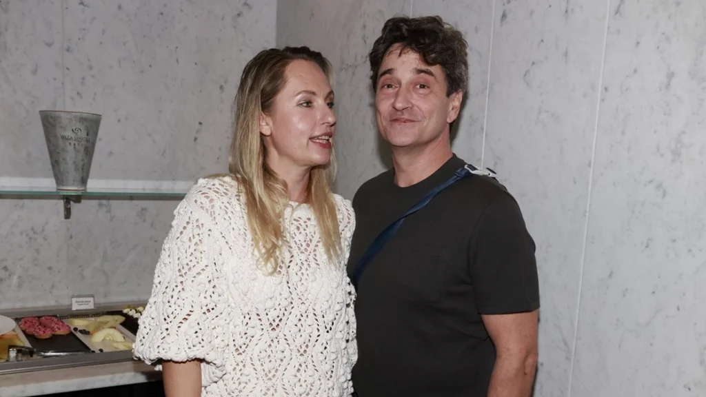 Herec Saša Rašilov žije s manželkou a dětmi v bytě v centru Prahy 