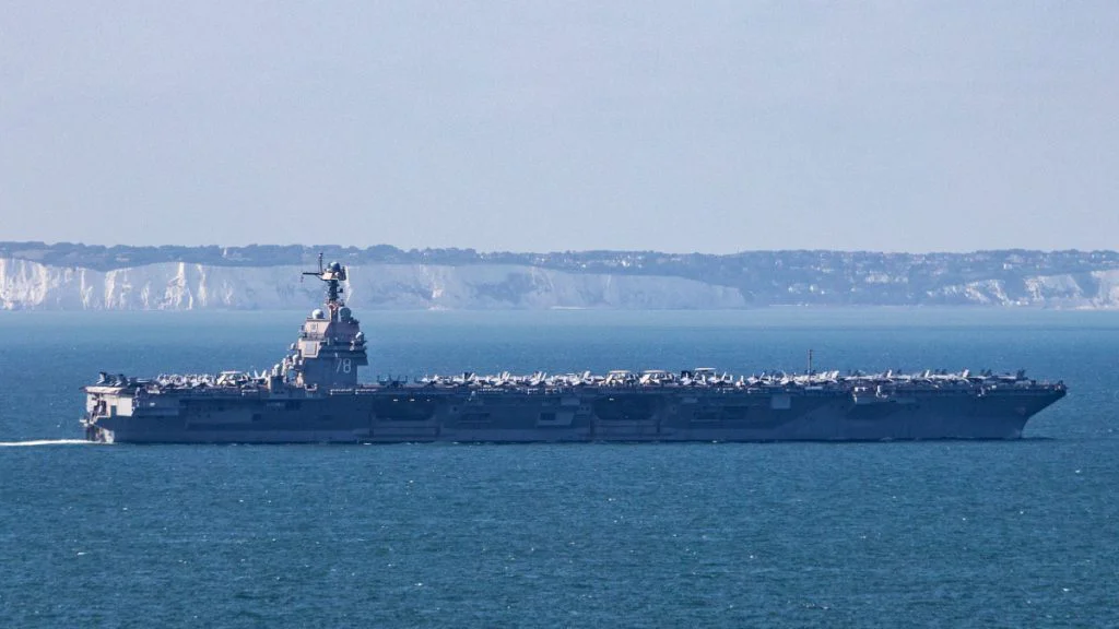 USS Gerald S. Ford u britských břehů