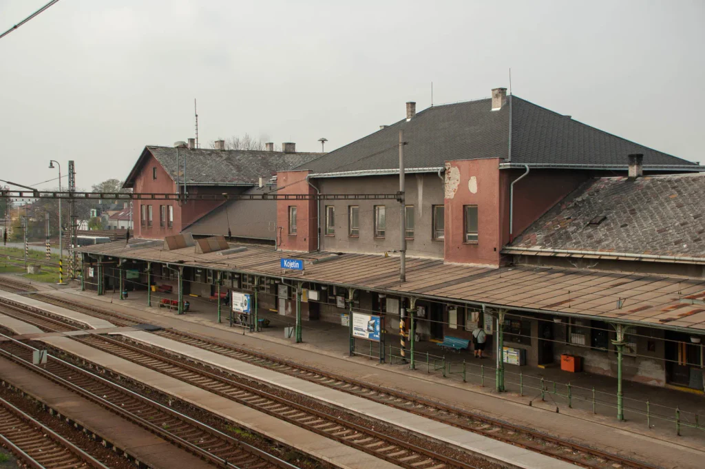 Zoufalý stav nádraží odhaluje realitu české dopravy. Lidé se mu zdaleka vyhýbají.