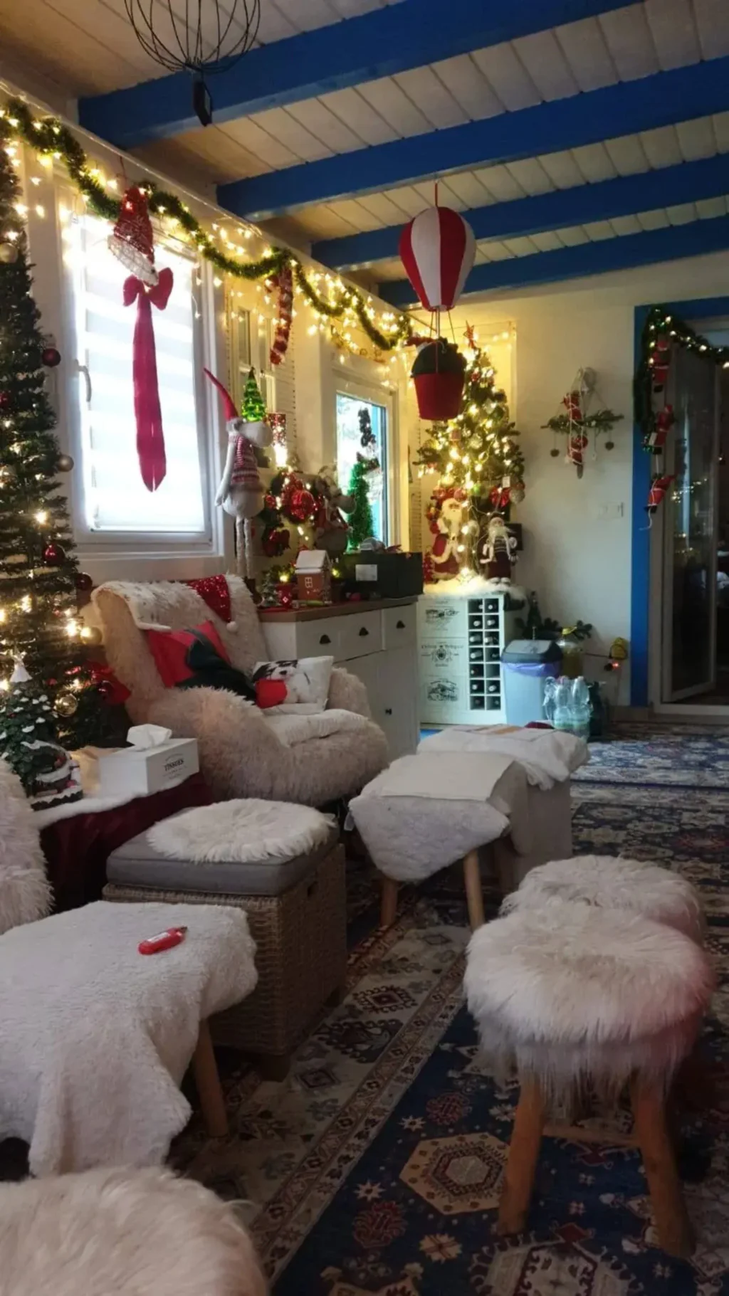 Skřítci, světýlka a slavnostní dekorace. Hana Gregorová ukázala, jak letos září její dům v Rajce.