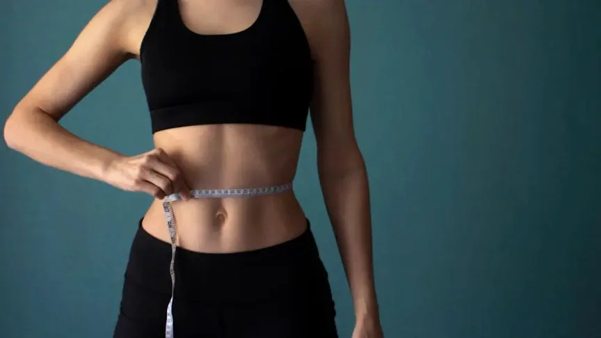 Žena si měří pas