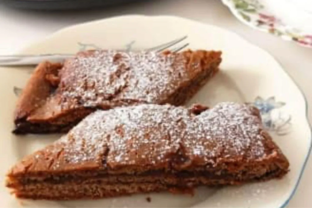 Obrázek receptu na Sakrajdu aneb voňavý perníkový závin s povidly a ořechy - hutný, kořeněný, plný povidel, ořechů a vůně perníkového koření