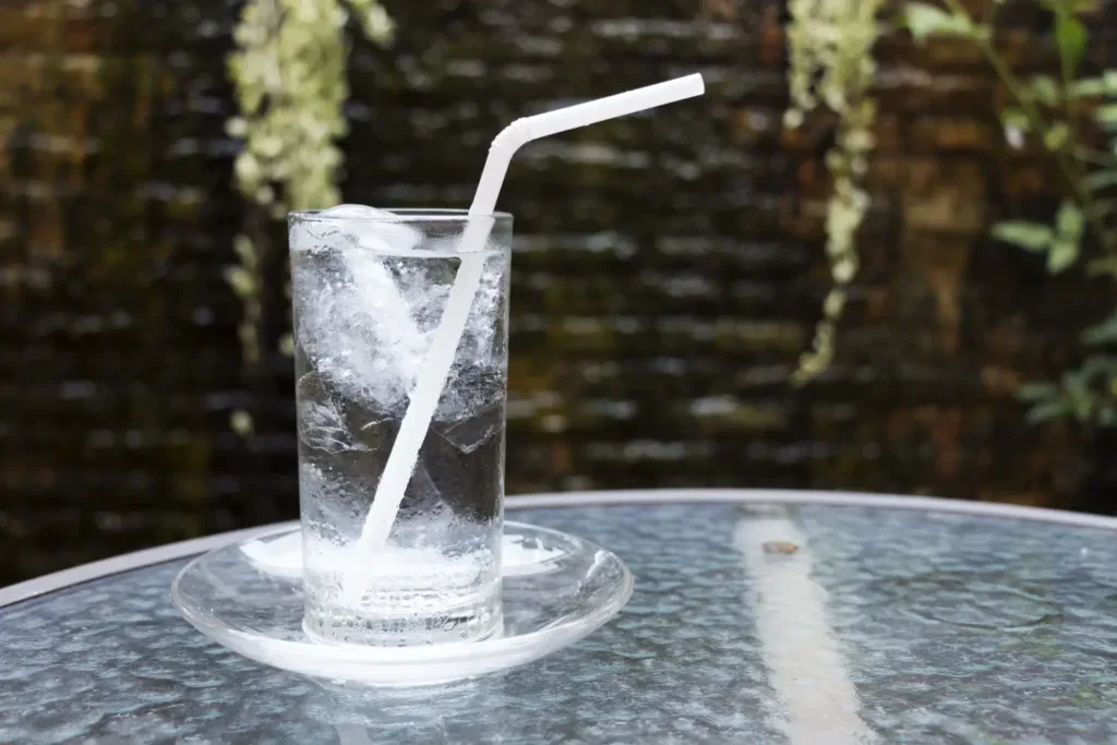 studená voda na stole