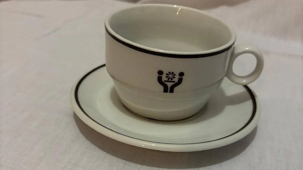 Cukřenky, popelníky, talíře a skleničky z podnikových restaurací – retro poklady, které znovu ožívají