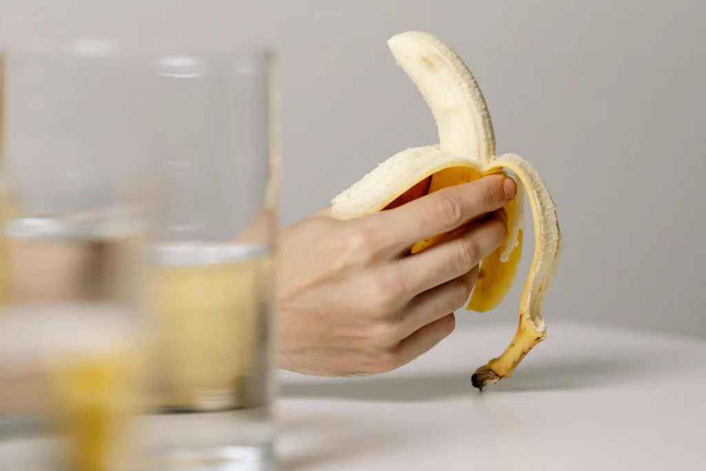 Ruka držící banán