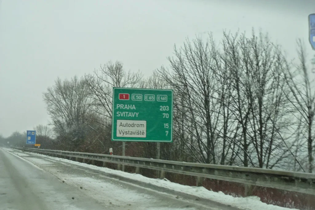 Chybné najetí na dálnici umí pěkně zdražit cestu. Překvapí vás, kdy je jízda bez známky naprosto v pořádku.