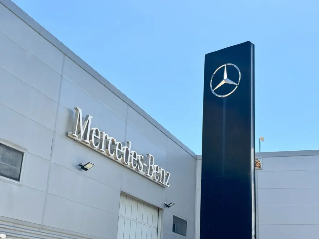 Pohled na moderní budovu s logem Mercedes-Benz