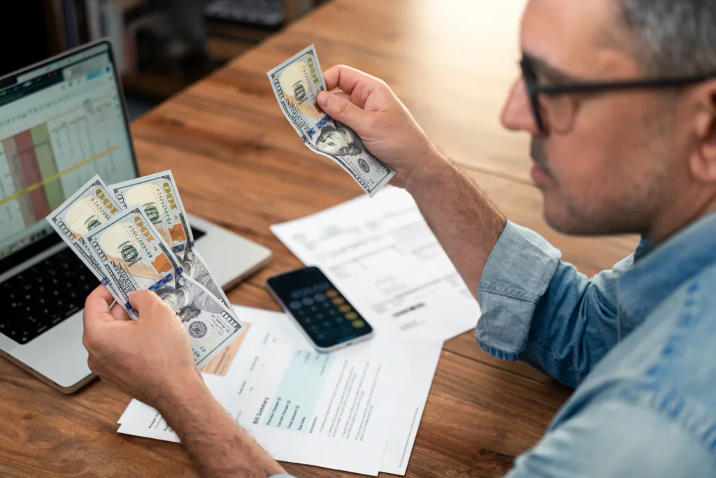 Úřady vyrážejí do domácností. Kdo je nepustí dovnitř, počítejte s vysokou pokutou.