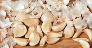 Slupky z česneku a cibule se vyplatí uchovávat: Odpudí svilušky i mšice, ale umí také prodloužit čerstvost zeleniny
