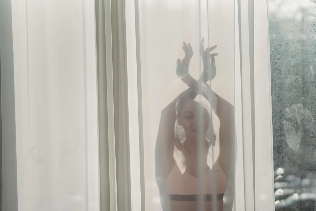 Domácí jóga pro ženy 40+: jednoduché pozice, které uleví zádům, ramenům i hlavě po náročném dni v práci