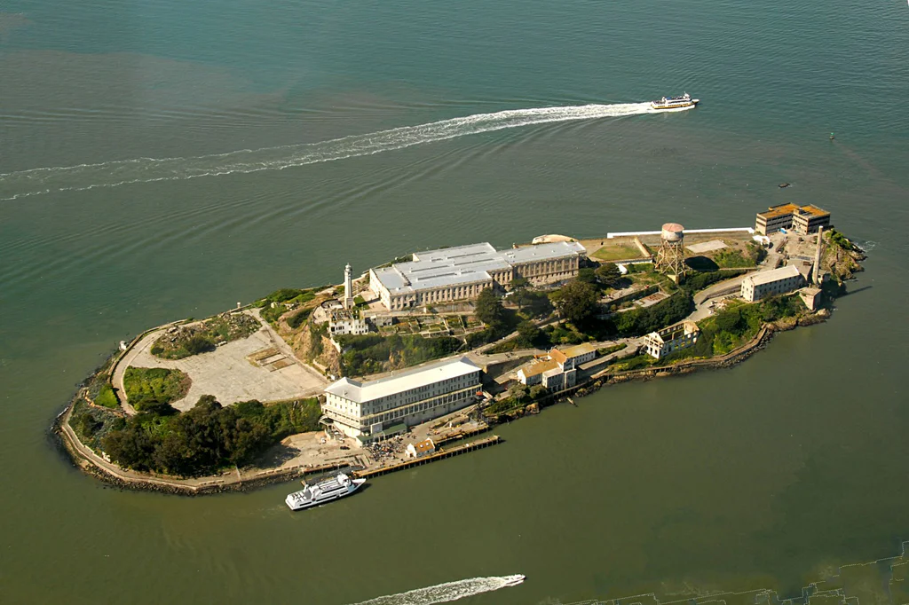 Alcatraz_Island_aerial_view