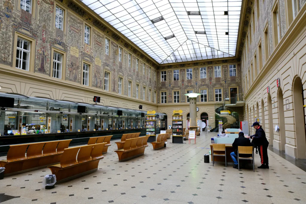 Česká pošta to znovu zkouší. Základní služba zdraží a senioři zuří, cítí se podvedení.