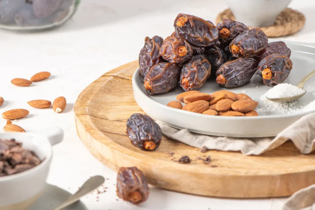 Datle a mandle v misce